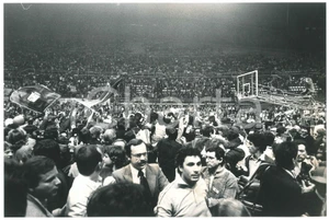Fotografia d epoca originale 1980 BASKET Billy Milano vs. Sinudyne Bologna  Festeggiamenti vittoria  Foto 4 1