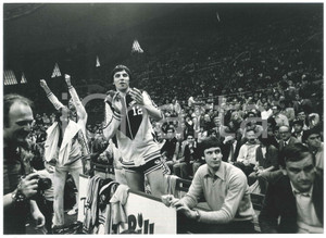 Fotografia d epoca originale 1980 BASKET Billy Milano vs. Sinudyne Bologna  Terry DRISCOLL dopo la vittoria 1