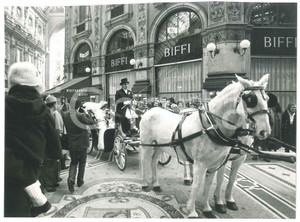 Fotografia d epoca originale 1980 ca MILANO Galleria Vittorio Emanuele II Matrimonio al Ristorante BIFFI Foto 1