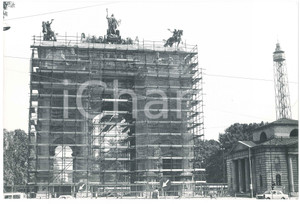 Fotografia d epoca originale 1980 ca MILANO  PORTA SEMPIONE Arco della pace durante restauro  Foto 30x20 cm 1
