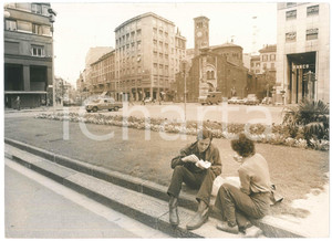 Fotografia d epoca originale 1975 ca MILANO Piazza San Babila  Pranzo al sacco nell aiuola  Foto 30x22 cm 1