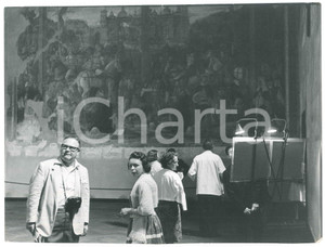 Fotografia d epoca originale 1975 ca MILANO Turisti in visita al Cenacolo Vinciano  Foto 29x22 cm 1