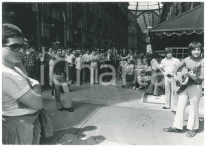 Fotografia d epoca originale 1980 ca MILANO Galleria Vittorio Emanuele II  Musicisti di strada  Foto 28x20 1