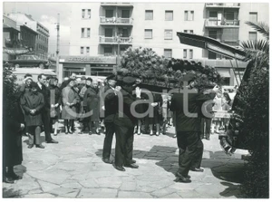 Fotografia d epoca originale 1960 ca COSTUME MILANO Viale Espinasse ang. via Pantelleria  Funerali Foto 2 1