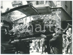 Fotografia d epoca originale 1960 ca COSTUME MILANO Via Casella 26  Funerali  Foto 24x18 cm 2 1