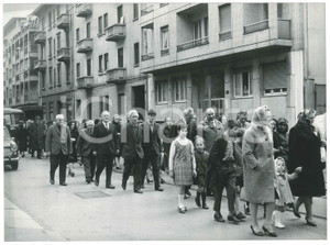 Fotografia d epoca originale 1960 ca COSTUME MILANO Viale Espinasse  Funerali  Foto 24x18 cm 1 1