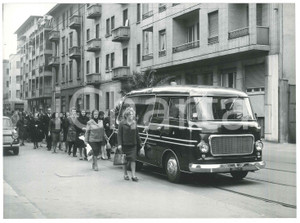 Fotografia d epoca originale 1960 ca COSTUME MILANO Viale Espinasse  Funerali  Foto 24x18 cm 2 1