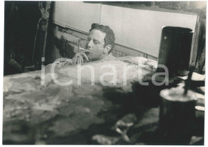 Fotografia d epoca originale 1965 ca MILANO Enrico BAJ fuma nel suo studio Foto CISVENTI 29x21 cm 1