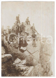 Fotografia d epoca originale 1910 ca ALPI PIEMONTE Gruppo di escursionisti in montagna Foto M. GABINIO 12x17 1