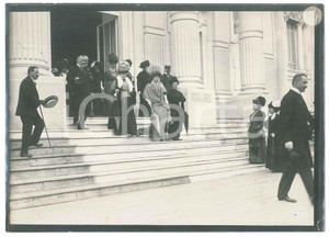 Fotografia d epoca originale 1910 ca ITALIA NobiltÃ  esce da un edificio  Foto anonima 18x13 cm 1
