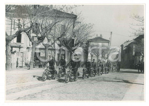 Fotografia d epoca originale 1950 ca STRADELLA Piazza Vittorio Veneto  Corteo funebre  Motociclisti Foto 1