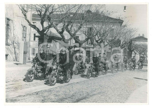 Fotografia d epoca originale 1950 ca STRADELLA Piazza Vittorio Veneto  Corteo funebre  Motociclisti  Foto 1