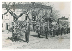 Fotografia d epoca originale 1950 ca STRADELLA Piazza Vittorio Veneto  Corteo funebre 4 Foto 18x13 cm 1