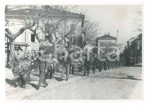 Fotografia d epoca originale 1950 ca STRADELLA Piazza Vittorio Veneto  Corteo funebre 5 Foto 18x13 cm 1