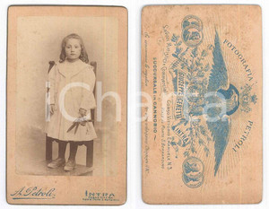 Fotografia d epoca originale 1900 ca VERBANIA INTRA Bambina su una sedia  Ritratto Foto Antonio PETROLI CDV 1