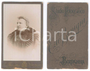 Fotografia d epoca originale 1890 ca BORDIGHERA IM Donna con abito in pelliccia  Foto Ezio BENIGNI CDV 1