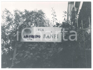 Fotografia d epoca originale 1975 ca MILANO Via Antonio Banfi o Via Lino BANFI? Foto GOLIARDICA 24x17 cm 1