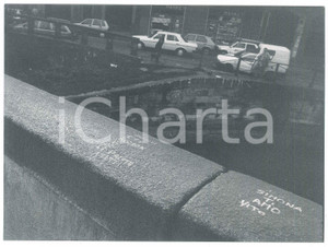 Fotografia d epoca originale 1975 ca MILANO Naviglio Grande  Simona ti amo  Foto 24x17 cm 1