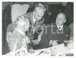 Fotografia d epoca originale 1954 MILANO  IMPRESE  Piero ROMANONI a un pranzo aziendale Foto 1