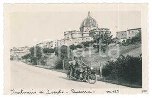 Fotografia d epoca originale 1935 ca SANTUARIO DI LORETO Gita in moto NEW IMPERIAL Foto 11x7 cm 1