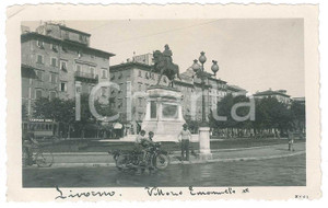 Fotografia d epoca originale 1935 ca LIVORNO Monumento Vittorio Emanuele II  Moto NEW IMPERIAL Foto 11x7 cm 1