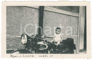 Fotografia d epoca originale 1935 ca ITALIA Bambina in sella a una moto NEW IMPERIAL  Foto 11x7 cm 1