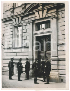 Fotografia d epoca originale 1938 ANSCHLUSS  WIEN  German officers outside the residence of Wilhelm MIKLAS 1
