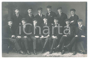 Fotografia d epoca originale 1910 ca AUGSBURG D Group of students Photo Aterlier Elvira  C. MULLER 14x9 1