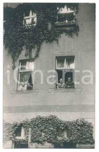 Fotografia d epoca originale 1930 ca GERMANIA Famiglia alla finestra  Foto COSTUME CURIOSA 9x14 cm 1