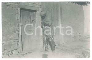 Fotografia d epoca originale 1915 ca COSTUME Mendicante sulla porta di una casa Foto anonima 14x9 cm 1