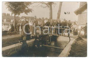 Fotografia d epoca originale 1920 ca GERMANIA Ritratto di gruppo presso un canale Foto vintage 14x9 cm 1