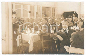 Fotografia d epoca originale 1930 ca COSTUME  GERMANIA  Un affollato pranzo al ristorante  Foto anonima 1