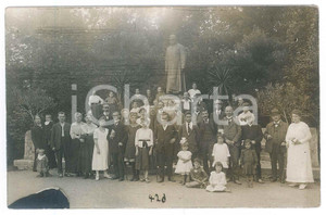 Fotografia d epoca originale 1919 GERMANIA Ritratto di gruppo presso un monumento  Foto 14x9 cm 1
