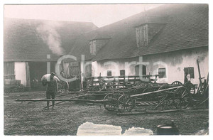 Fotografia d epoca originale 1915 ca AUSTRIA  AGRICOLTURA  Lavori nel cortile di una cascina Foto 14x9 cm 1