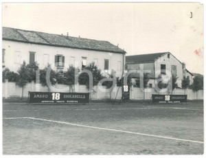 Fotografia d epoca originale 1960 MILANO Campo sportivo Enrico Cappelli  Insegne AMARO 18 ISOLABELLA Foto 1