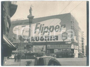 Fotografia d epoca originale 1960 ca MILANO Largo Augusto Colonna del verziere  Affissione FLIPPER PERUGINA 1