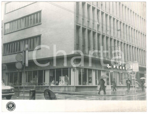 Fotografia d epoca originale 1965 ca MILANO Bar BACI PERUGINA Passanti con ombrelli  Foto 23x18 cm 1