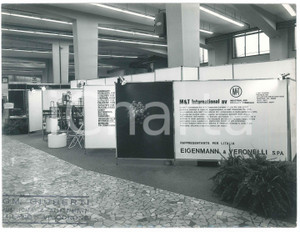 Fotografia d epoca originale 1970 ca FIERA DI MILANO Stand M&T INTERNATIONAL Eigenmann e Veronelli  Foto 1