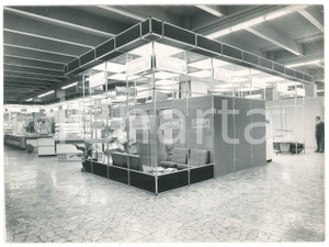 Fotografia d epoca originale 1970 ca FIERA DI MILANO Stand Refrigerazione COSTAN  TORINO Foto 24x18 cm 1