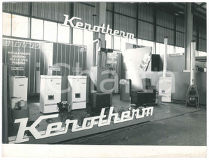 Fotografia d epoca originale 1967 FIERA DI MILANO ? Stand KEROTHERM Caldaie a kerosene  Foto 24x18 cm 1