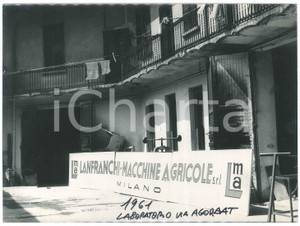 Fotografia d epoca originale 1961 MILANO Via Agordat  Lab. GM GIUBERTI Insegna LANFRANCHI Macchine agricole 1