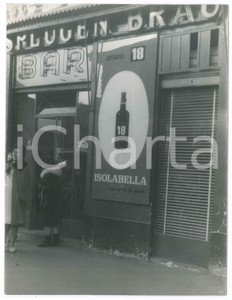Fotografia d epoca originale 1956 MILANO ? Affissione AMARO 18 ISOLABELLA fuori da un bar  Foto 18x24 cm 1