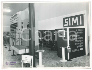 Fotografia d epoca originale 1968 FIERA DI MILANO  INTERBIMALL Presse automatiche SIMI Stand  Foto 24x18 cm 1