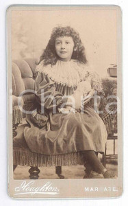 Fotografia d epoca originale 1890 ca MARGATE KENT, UK Young girl with her doll  Photo HOUGHTON CDV 1