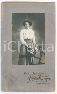 Fotografia d epoca originale 1910 ca ASTI Donna con la borsetta  Ritratto in piedi  Foto Giulio BENZI CDV 1