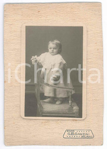 Fotografia d epoca originale 1915 ca MILANO Bambino in piedi su poltrona  Ritratto Foto G. B. GANZINI 10x15 1