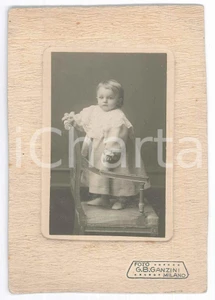 Fotografia d epoca originale 1915 ca MILANO Bambino in piedi su poltrona  Ritratto Foto G. B. GANZINI 10x15 1