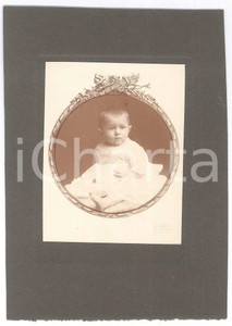 Fotografia d epoca originale 1915 ca MILANO Bambino su cuscino  Ritratto Foto Carlo DE MARCHI 12x17 cm 1