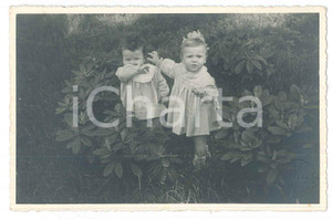 Fotografia d epoca originale 1940 ca VIGEVANO Ritratto di due bambini in giardino Foto E. FAGGIONI 14x9 cm 1