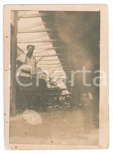 Fotografia d epoca originale 1936 AOI MASSAUA ERITREA Coloni italiani al riparo da un temporale Foto 6x9 1
